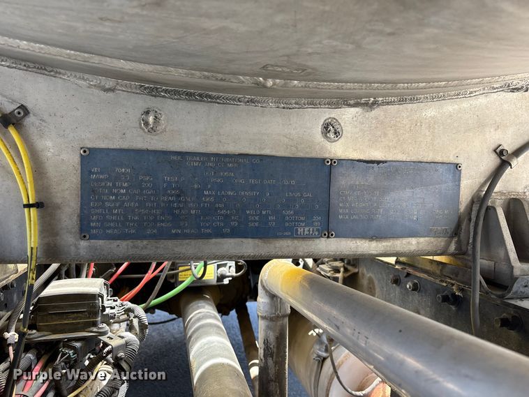 image for item EL2504 2013 Freightliner Cascadia fuel truck