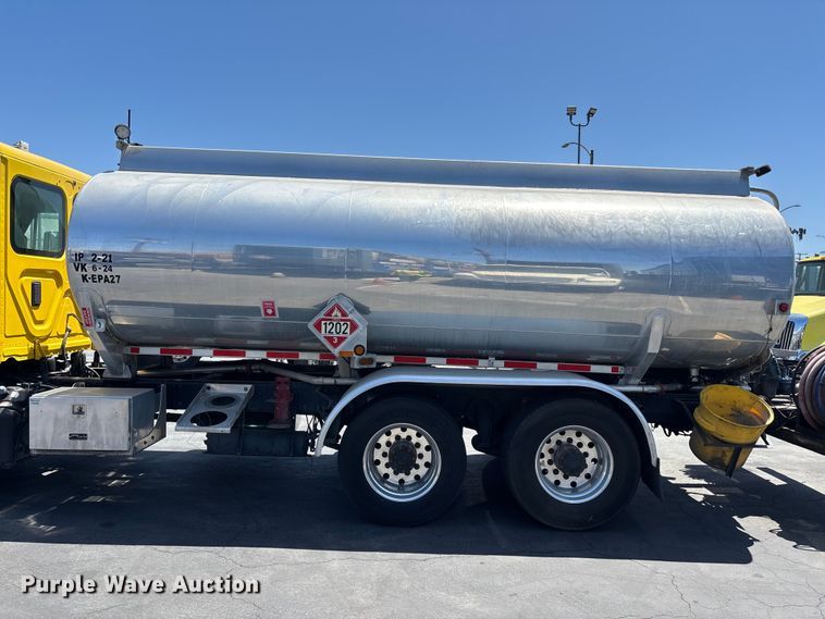 image for item EL2504 2013 Freightliner Cascadia fuel truck