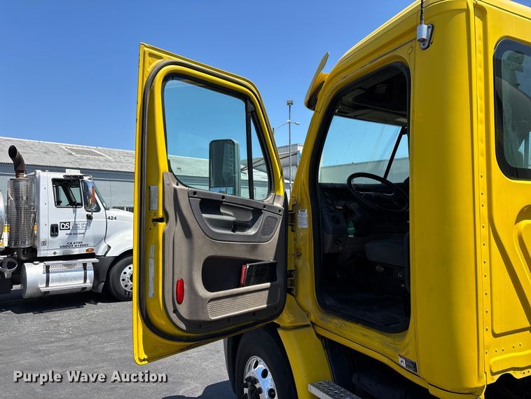 image for item EL2504 2013 Freightliner Cascadia fuel truck