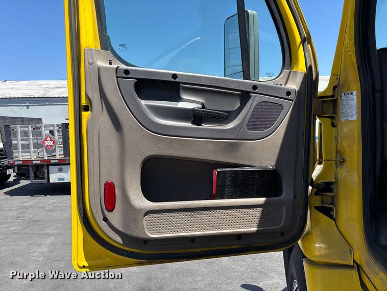 image for item EL2504 2013 Freightliner Cascadia fuel truck