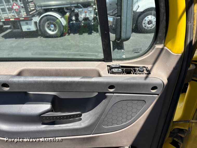 image for item EL2504 2013 Freightliner Cascadia fuel truck