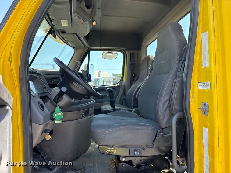 image for item EL2504 2013 Freightliner Cascadia fuel truck