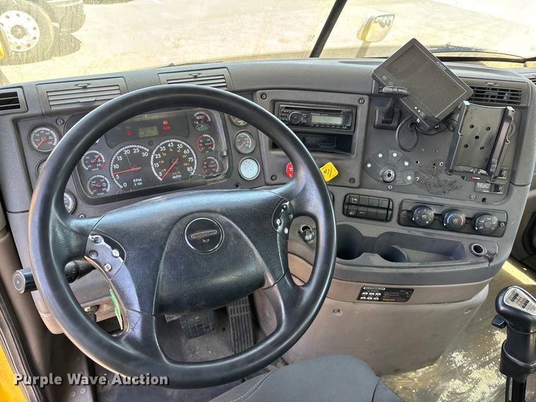 image for item EL2504 2013 Freightliner Cascadia fuel truck
