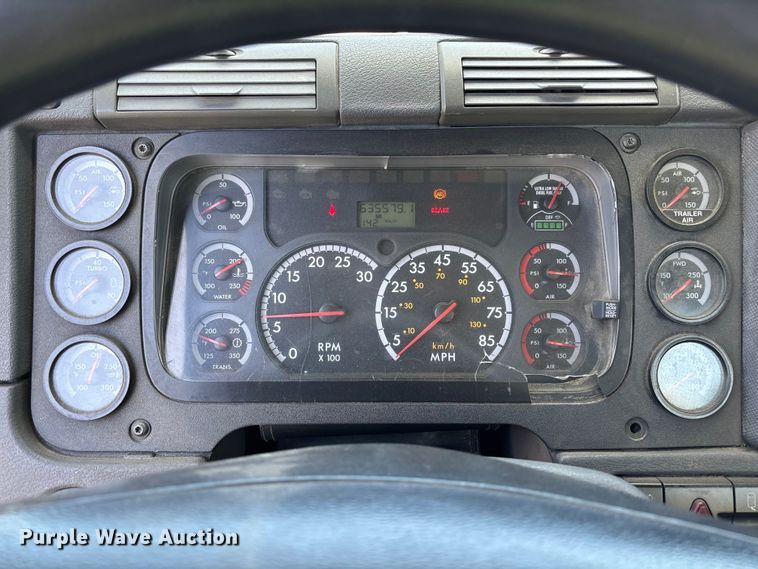 image for item EL2504 2013 Freightliner Cascadia fuel truck