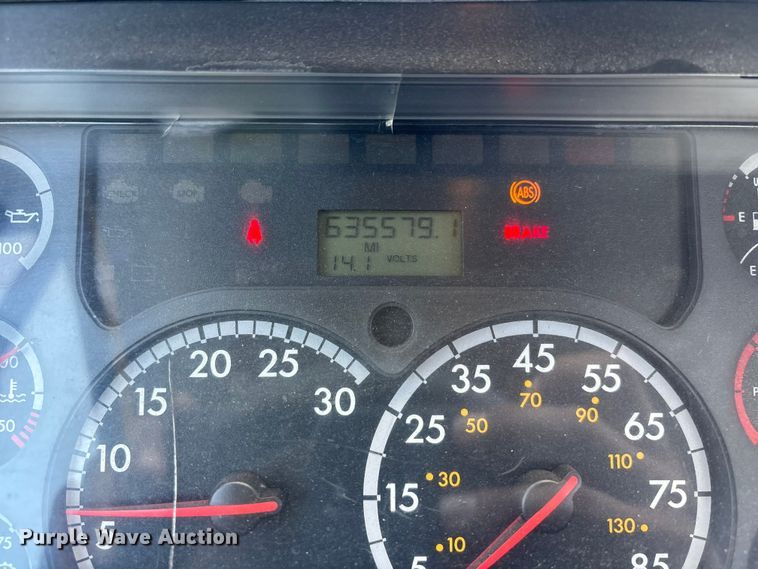 image for item EL2504 2013 Freightliner Cascadia fuel truck