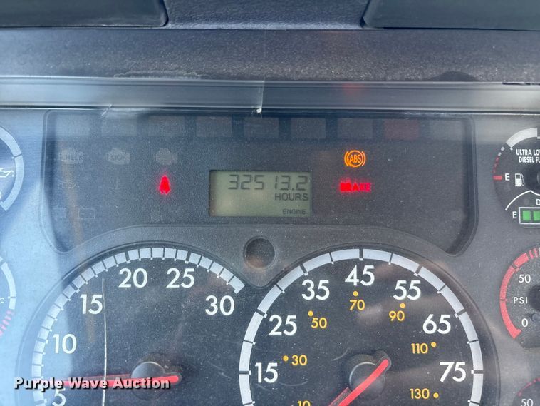 image for item EL2504 2013 Freightliner Cascadia fuel truck