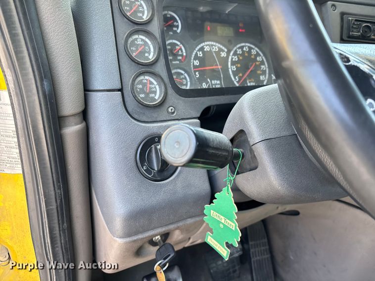 image for item EL2504 2013 Freightliner Cascadia fuel truck