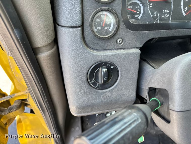 image for item EL2504 2013 Freightliner Cascadia fuel truck