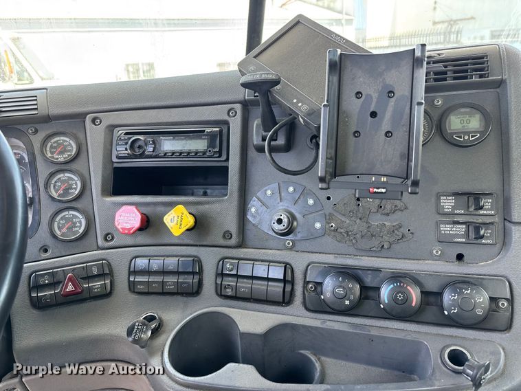 image for item EL2504 2013 Freightliner Cascadia fuel truck