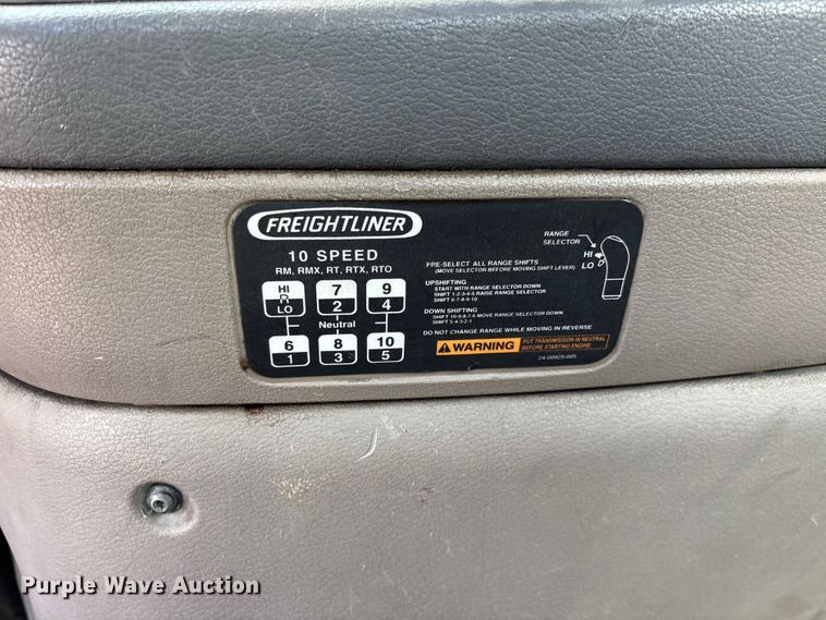 image for item EL2504 2013 Freightliner Cascadia fuel truck