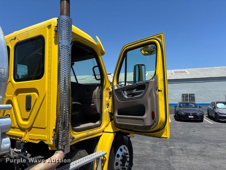 image for item EL2504 2013 Freightliner Cascadia fuel truck
