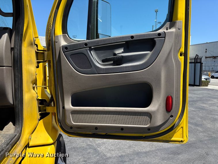 image for item EL2504 2013 Freightliner Cascadia fuel truck