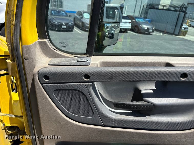 image for item EL2504 2013 Freightliner Cascadia fuel truck