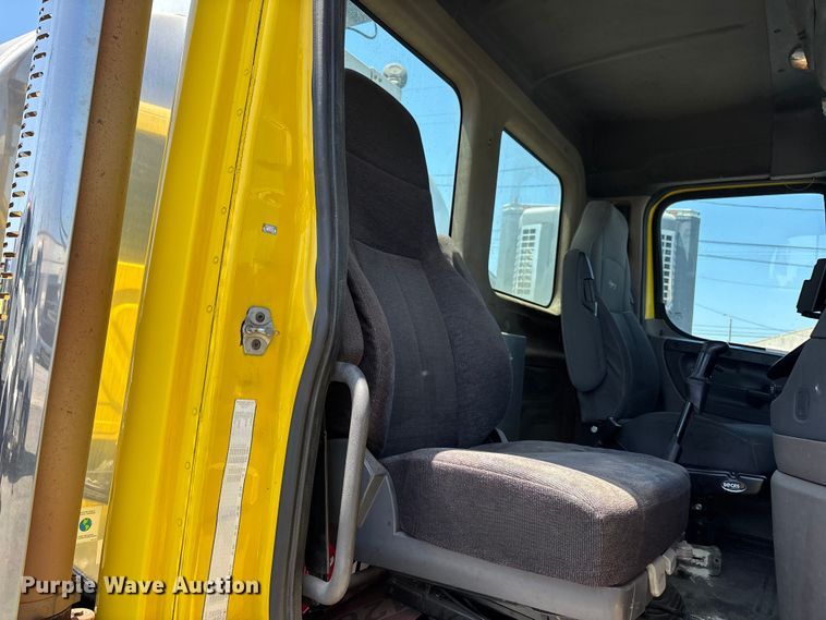 image for item EL2504 2013 Freightliner Cascadia fuel truck