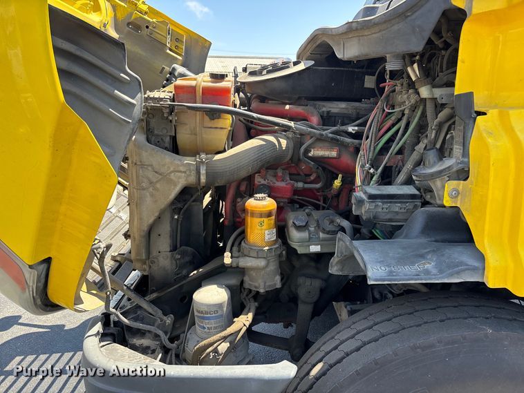 image for item EL2504 2013 Freightliner Cascadia fuel truck