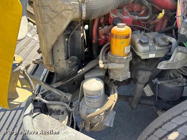 image for item EL2504 2013 Freightliner Cascadia fuel truck