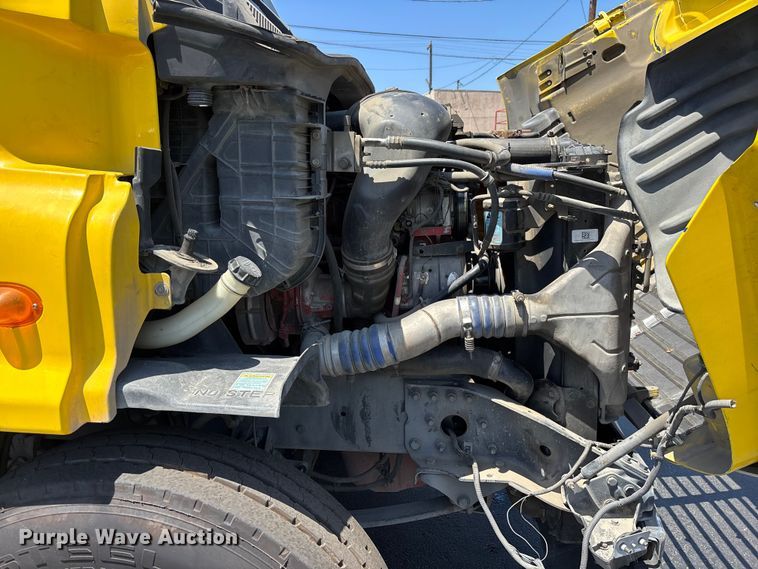 image for item EL2504 2013 Freightliner Cascadia fuel truck