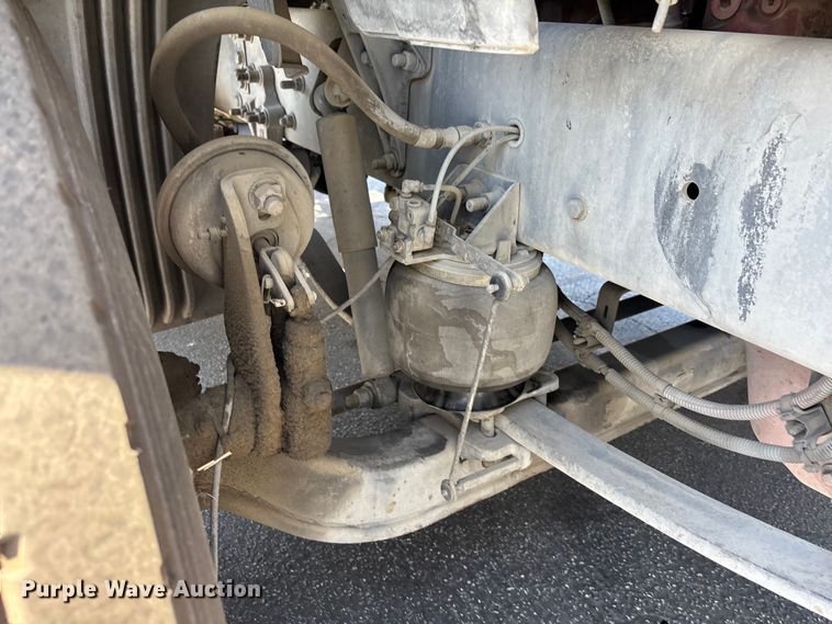 image for item EL2504 2013 Freightliner Cascadia fuel truck
