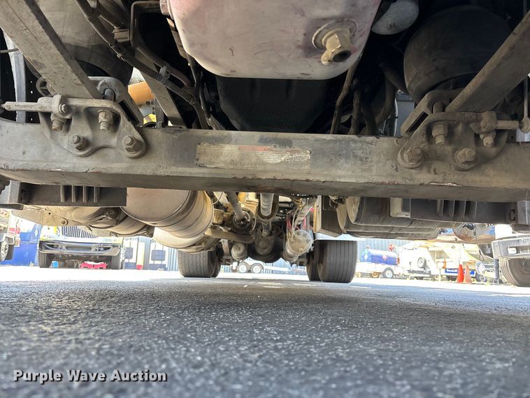 image for item EL2504 2013 Freightliner Cascadia fuel truck
