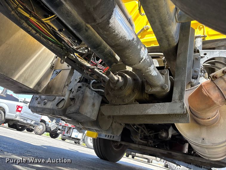 image for item EL2504 2013 Freightliner Cascadia fuel truck