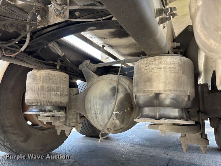 image for item EL2504 2013 Freightliner Cascadia fuel truck