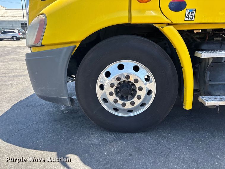 image for item EL2504 2013 Freightliner Cascadia fuel truck
