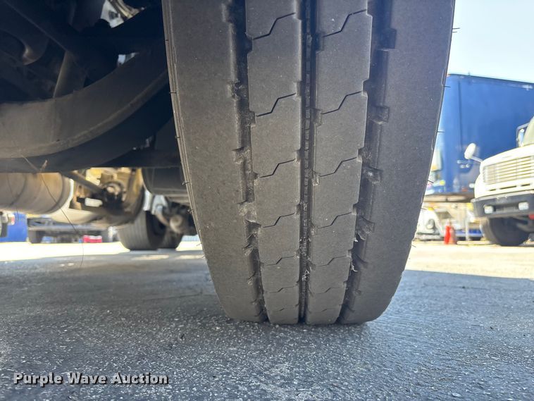 image for item EL2504 2013 Freightliner Cascadia fuel truck