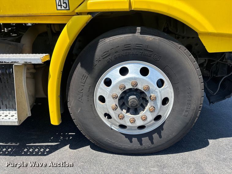 image for item EL2504 2013 Freightliner Cascadia fuel truck
