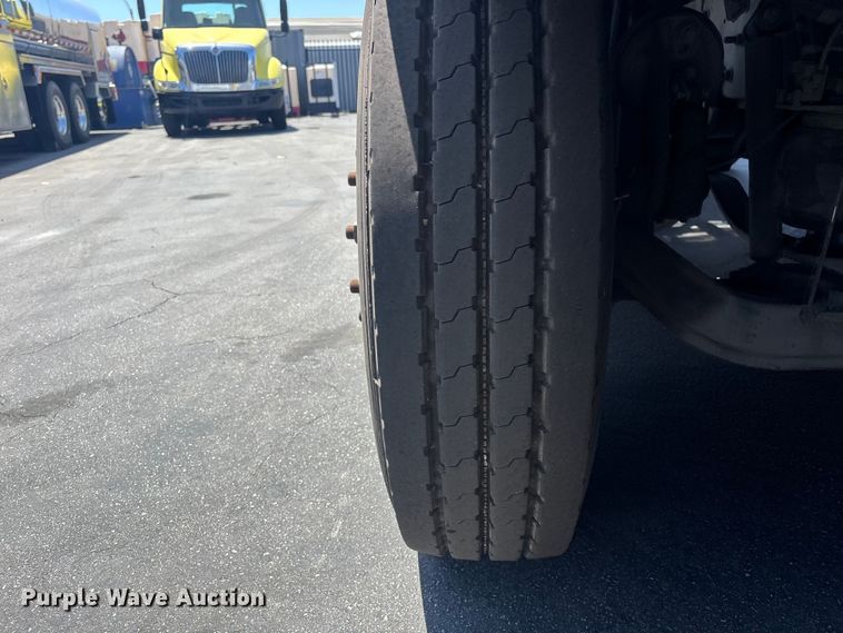 image for item EL2504 2013 Freightliner Cascadia fuel truck
