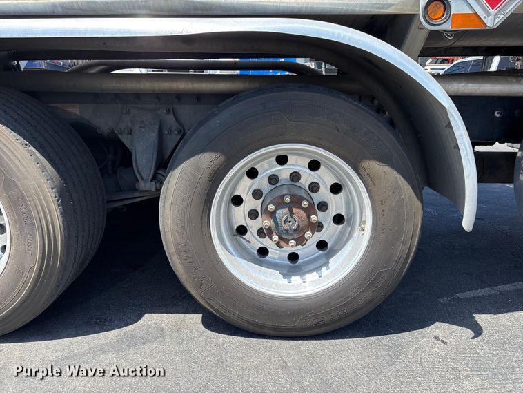 image for item EL2504 2013 Freightliner Cascadia fuel truck