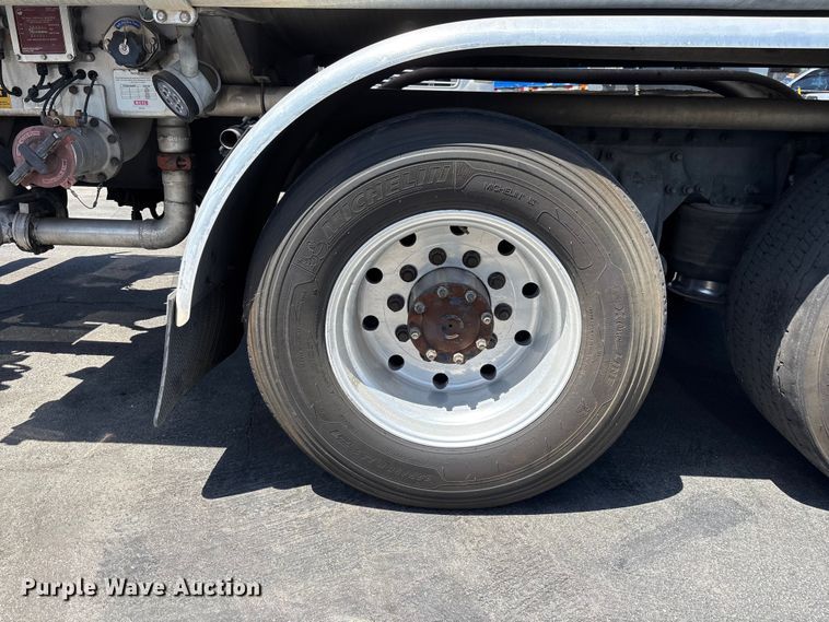 image for item EL2504 2013 Freightliner Cascadia fuel truck