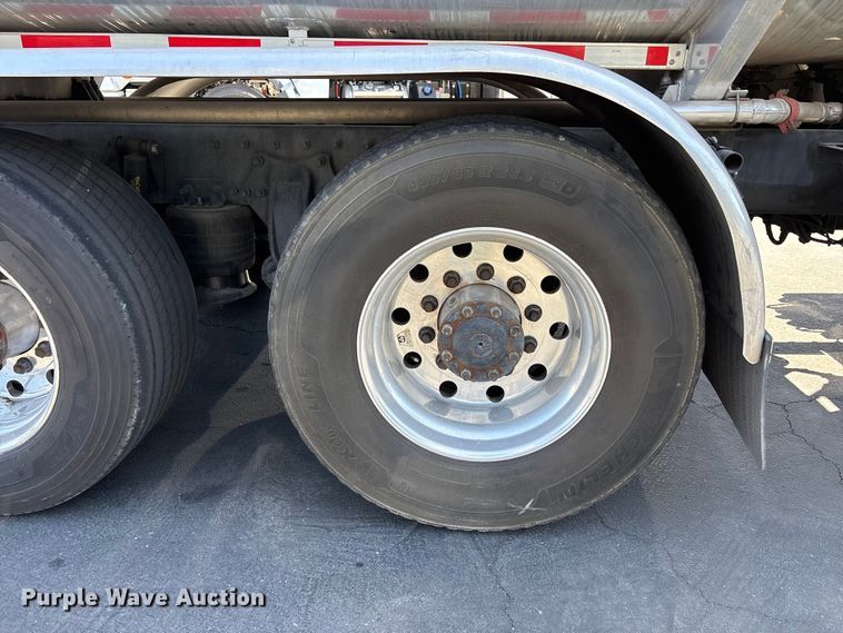 image for item EL2504 2013 Freightliner Cascadia fuel truck