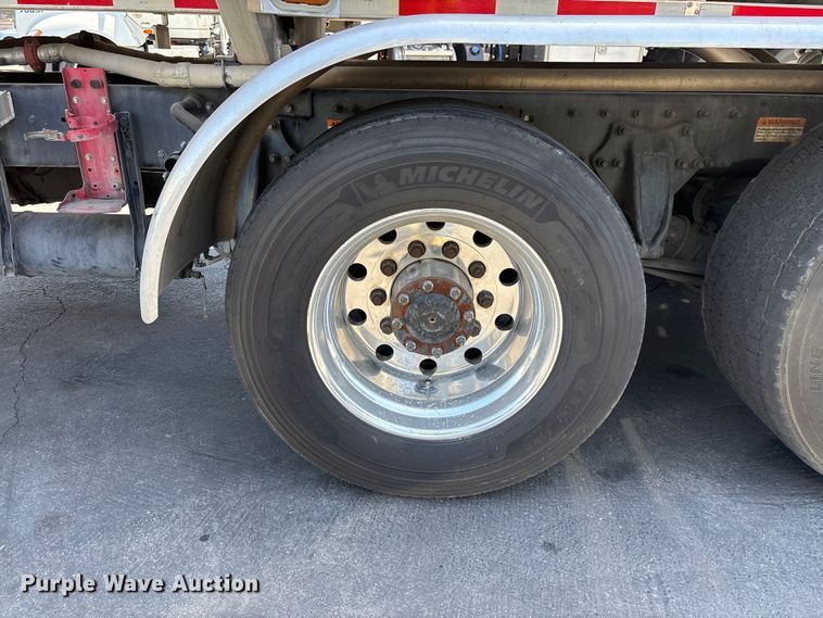 image for item EL2504 2013 Freightliner Cascadia fuel truck
