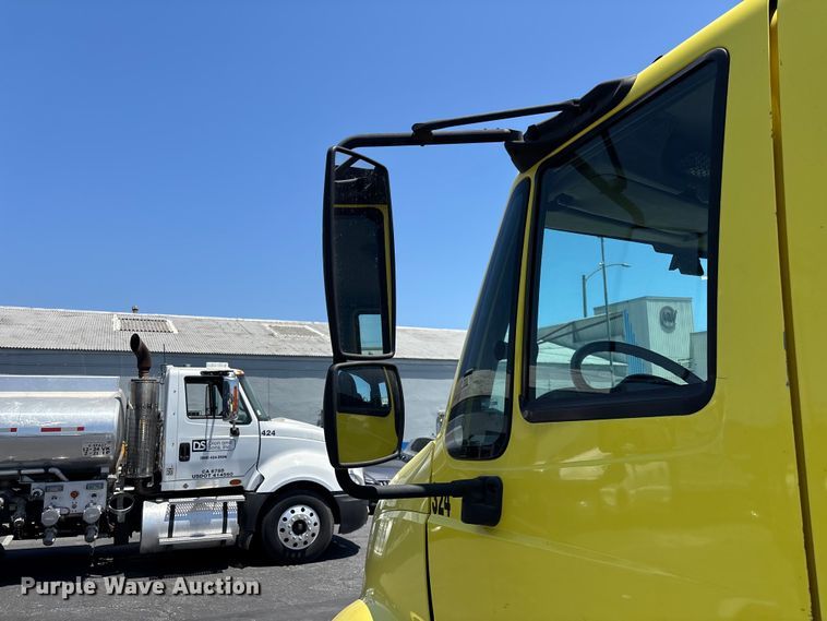 image for item EL2506 2015 International 8600 semi truck