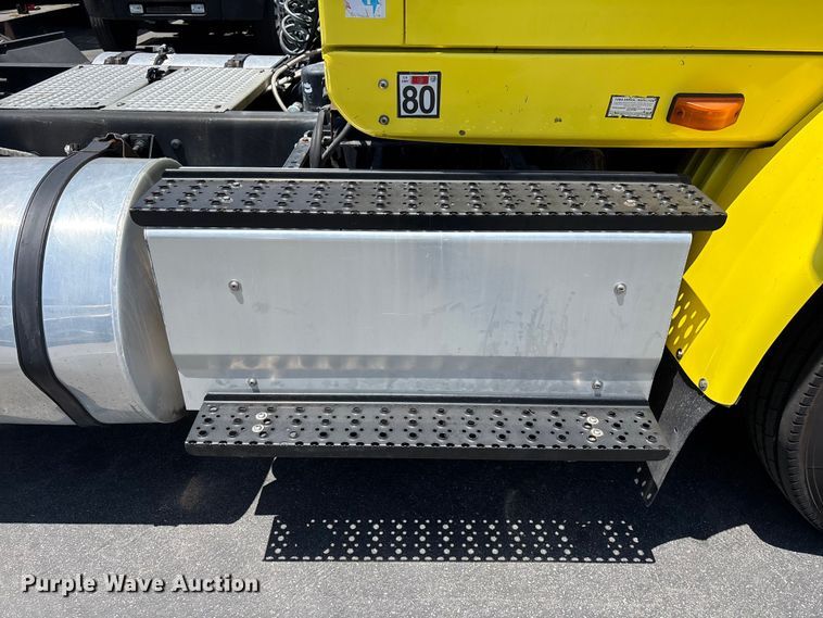 image for item EL2506 2015 International 8600 semi truck