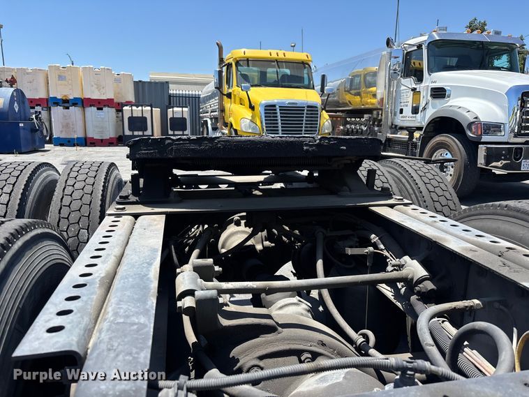 image for item EL2506 2015 International 8600 semi truck
