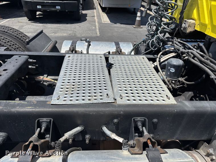 image for item EL2506 2015 International 8600 semi truck