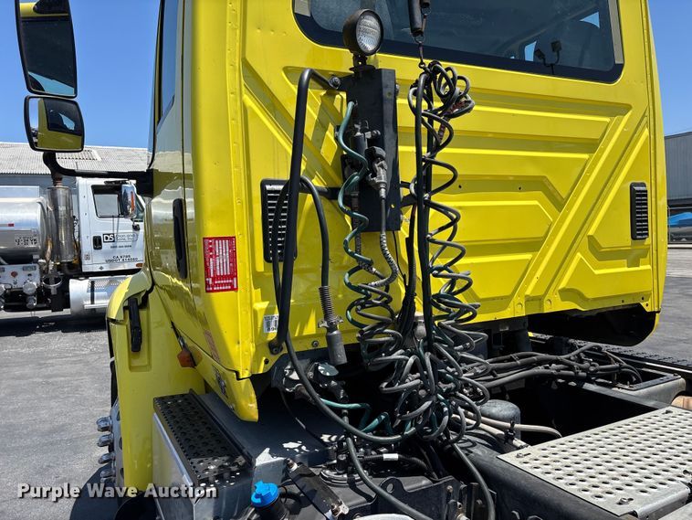 image for item EL2506 2015 International 8600 semi truck