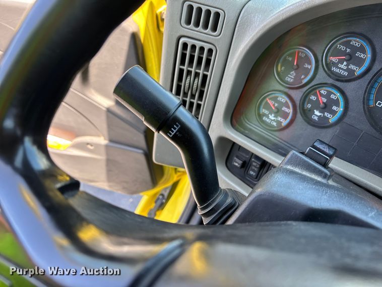 image for item EL2506 2015 International 8600 semi truck