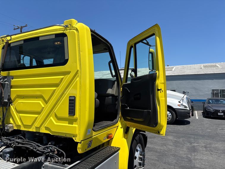 image for item EL2506 2015 International 8600 semi truck