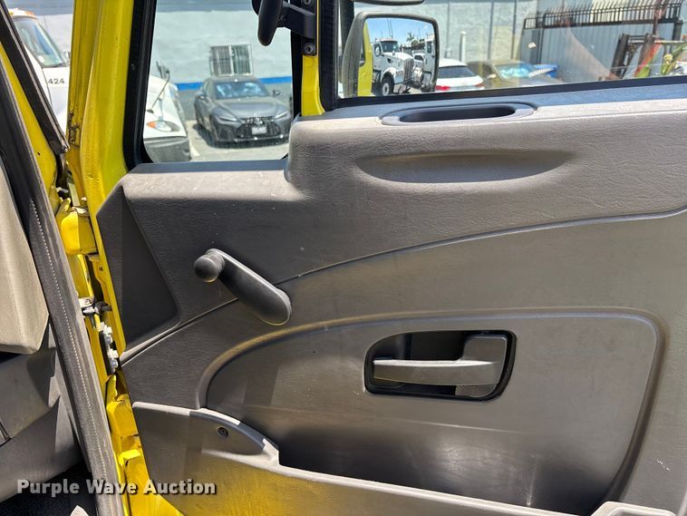 image for item EL2506 2015 International 8600 semi truck