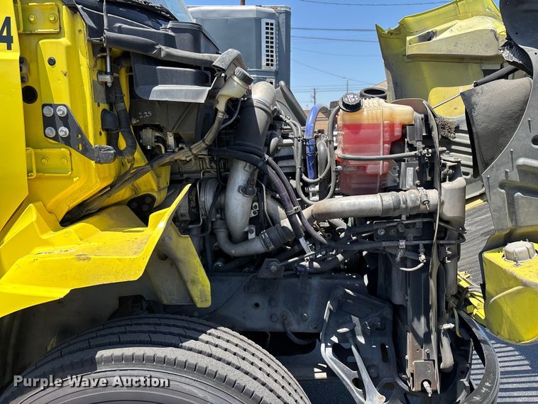 image for item EL2506 2015 International 8600 semi truck