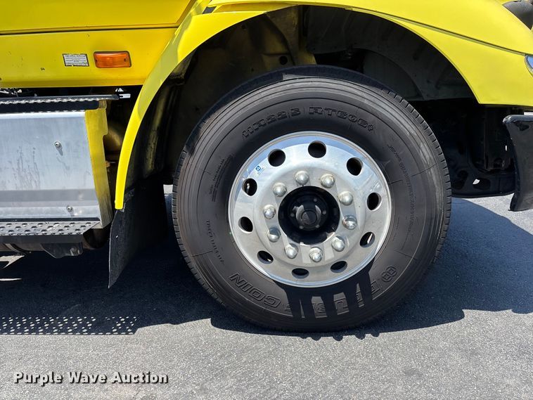 image for item EL2506 2015 International 8600 semi truck