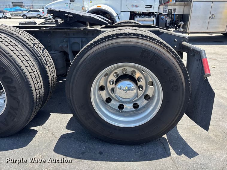 image for item EL2506 2015 International 8600 semi truck