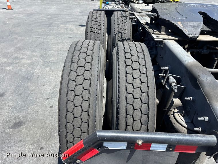 image for item EL2506 2015 International 8600 semi truck