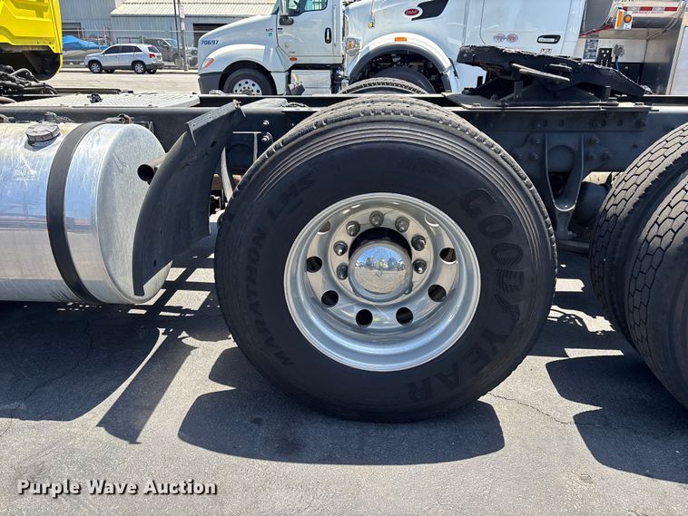 image for item EL2506 2015 International 8600 semi truck