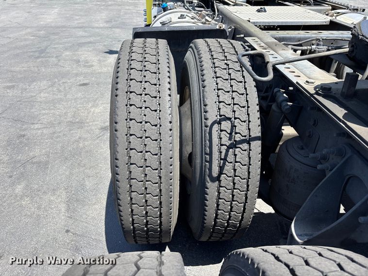 image for item EL2506 2015 International 8600 semi truck