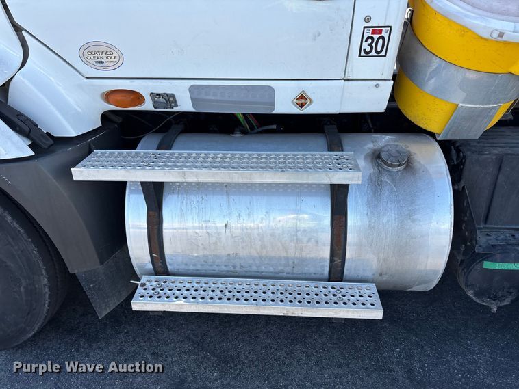 image for item EL2508 2011 International ProStar fuel truck