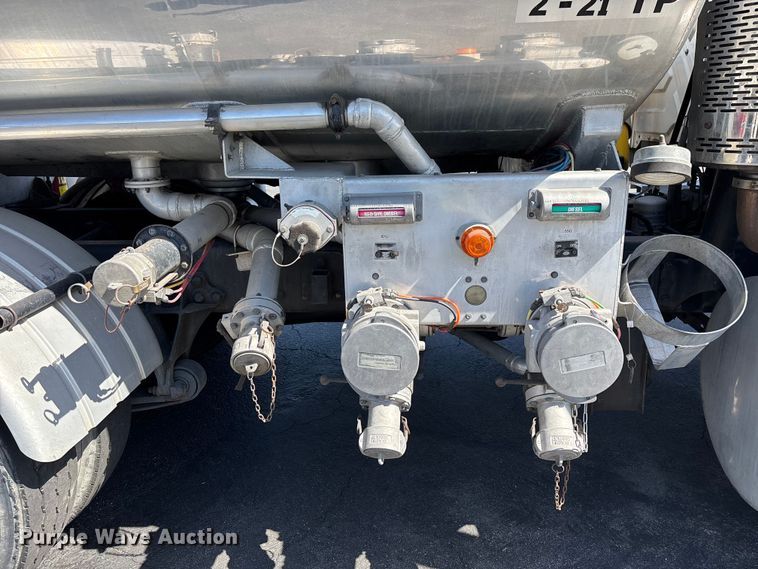 image for item EL2508 2011 International ProStar fuel truck
