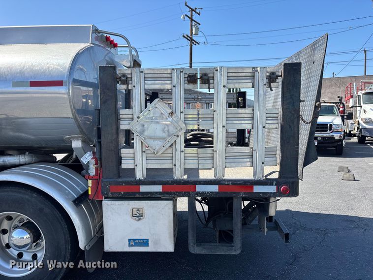 image for item EL2508 2011 International ProStar fuel truck